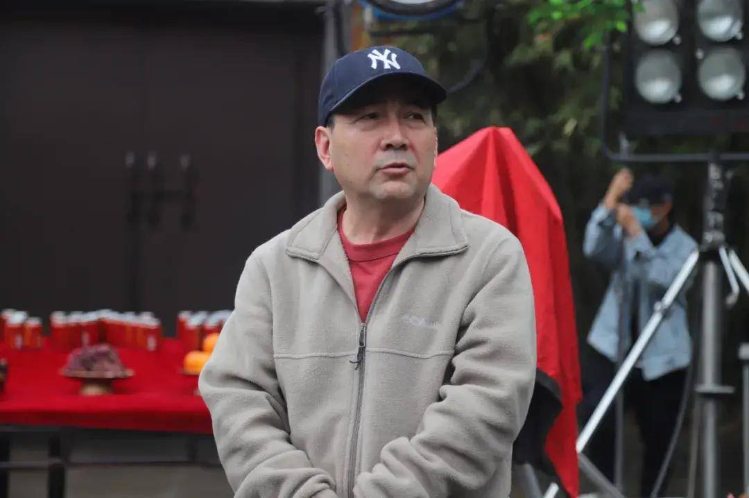 电影制片人田冠军主持了开机仪式.