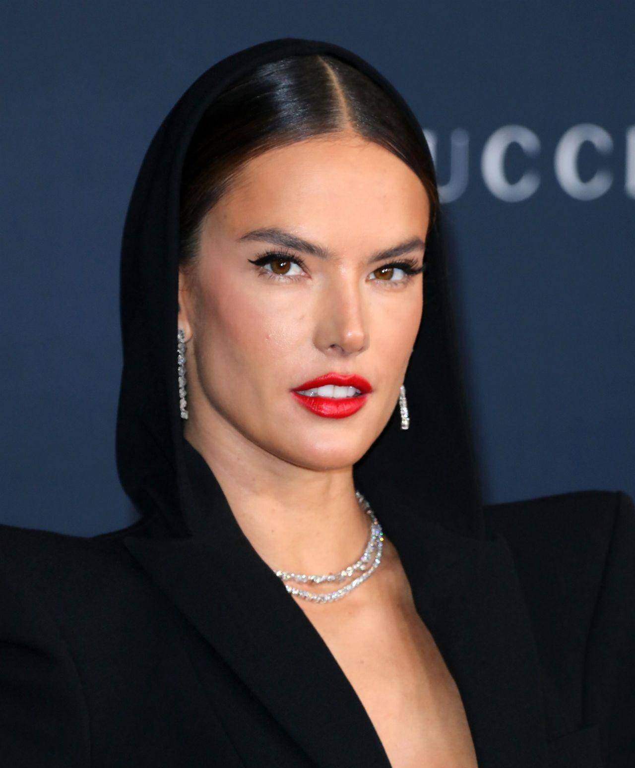 亚历桑德拉·安布罗休参加洛杉矶艺术电影红毯,穿黑色礼服很炫酷_银色