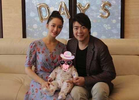 原创郎朗吉娜合体表演，全程紧挽对方似连体婴，吉娜前凸后翘身段吸睛