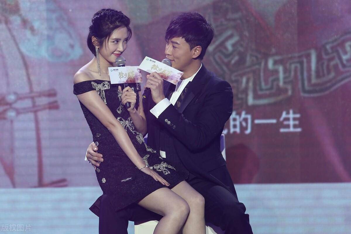 林峰在综艺节目中单膝下跪拥抱张馨月,两人合唱了因为爱情甜蜜_老婆