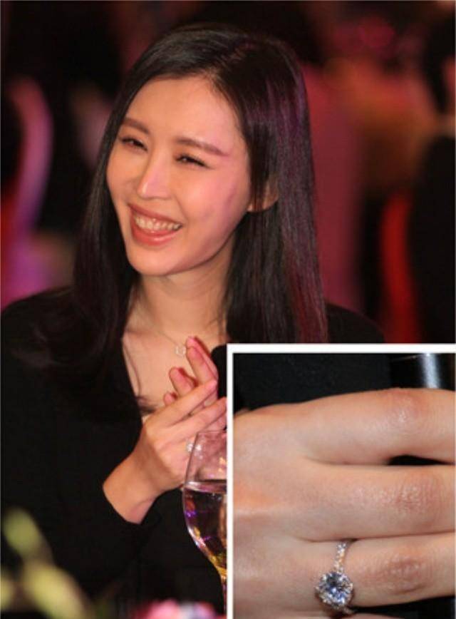 田朴珺转战外网晒写真照,与21岁男模同框似姐弟_smith_王石_年龄
