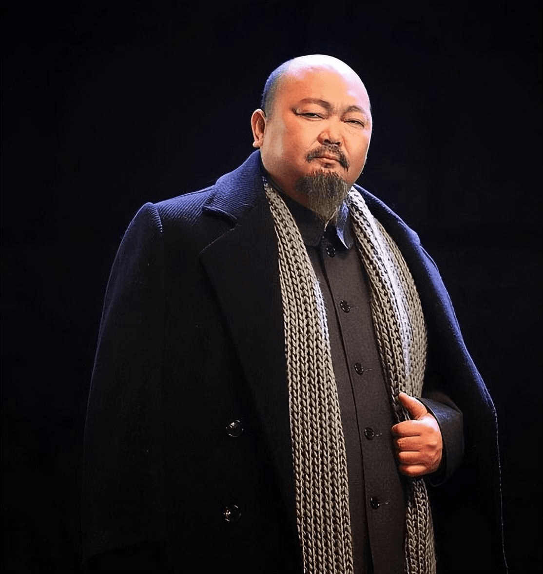 归人》中饰演的苏弘基,在《日出》中饰演潘月亭等角色最为大众所熟知