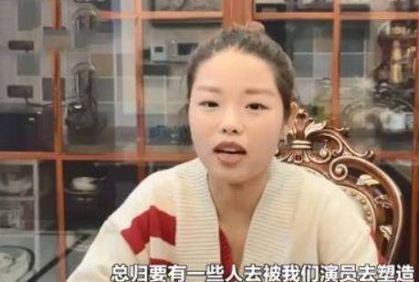 “莫小贝”怎么就不克不及演偶像剧女主了？