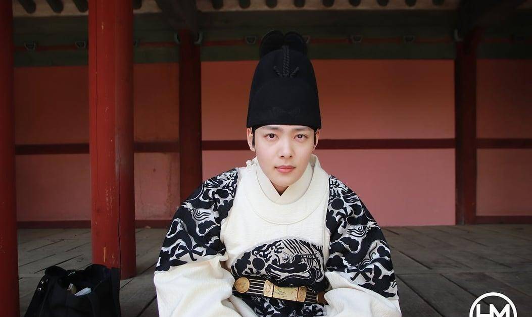 因《王后伞下》而爆红的19岁小鲜肉,金珉基曾参演过《女神降临》_角色