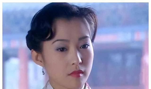 十三姨不但颜值高,身材也是十分的吸引人,紧身裤在那个时代可是太超前