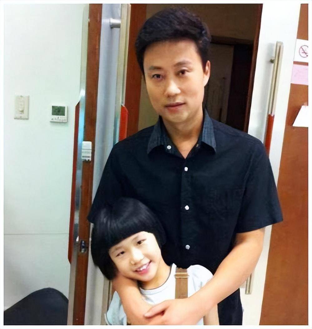 耿为华:娶小14岁女粉丝,分手时抱头痛哭,如今和女儿相依为命_郑佳