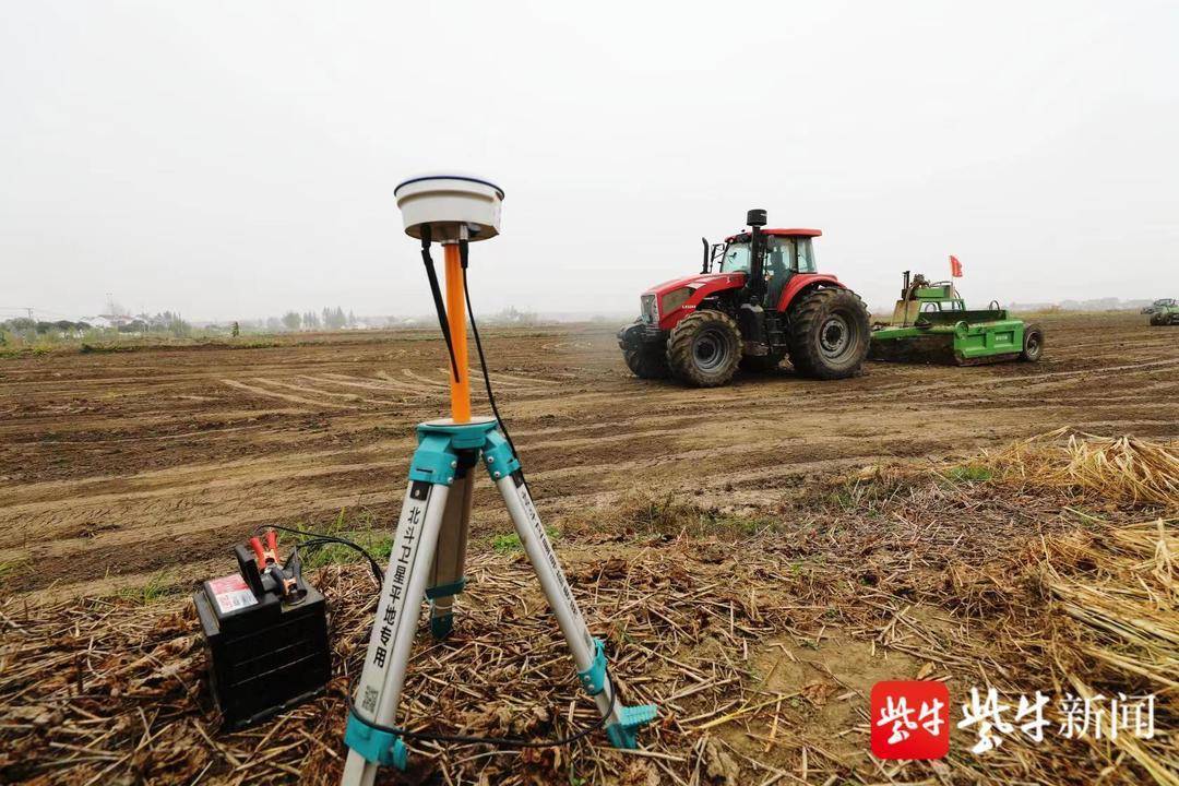 【组图】大丰: "高科技"运用到农田,卫星导航将不平整土地抹平_平田机