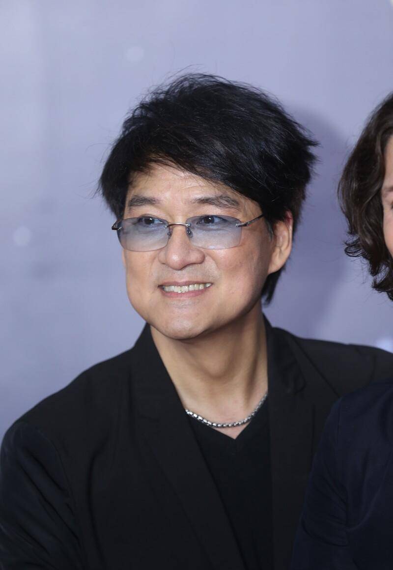 周华健:18岁与初恋失联,25岁借钱娶外国女友,61岁的他幸福吗?