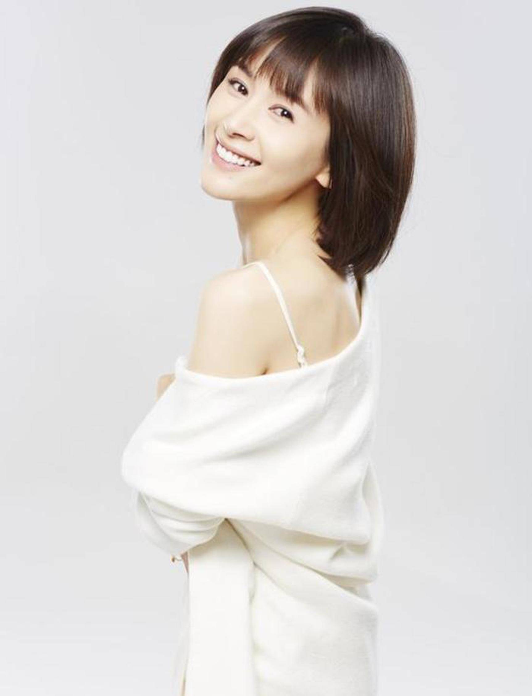 王子文王子文照片中王子文穿着时尚裙大秀自己的美腿,王子文的美腿