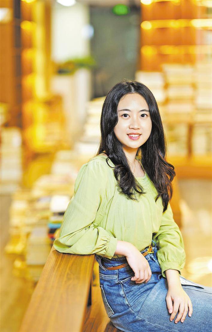 黄馨莹身份:深圳晚报城区新闻中心记者毕业院校:东莞理工学院城市学院