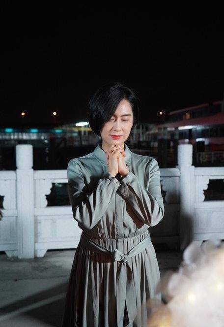 紫霞仙子朱茵内地剧组过49岁生日,状态咋样?_芭蕉_老公_电影