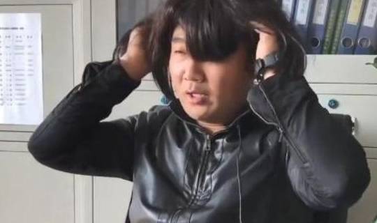 壮汉扮女装大佬20年,身上经常受伤流血,知道原因后让人敬佩_大哥_小偷