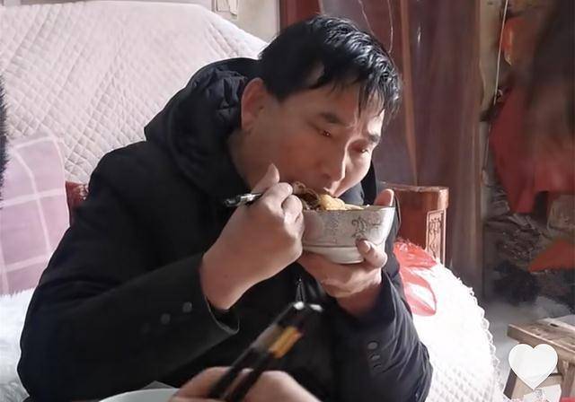 也是拍摄的重点,朱之文和家人吃饭的视频被不断地分享到网络上,直播间