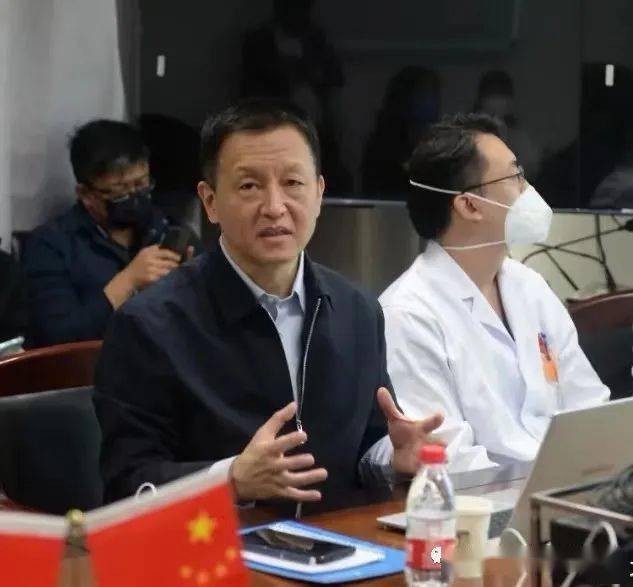 李自力教授现任北京大学口腔医院院长助理,兼任口腔颌面外科正颌病区