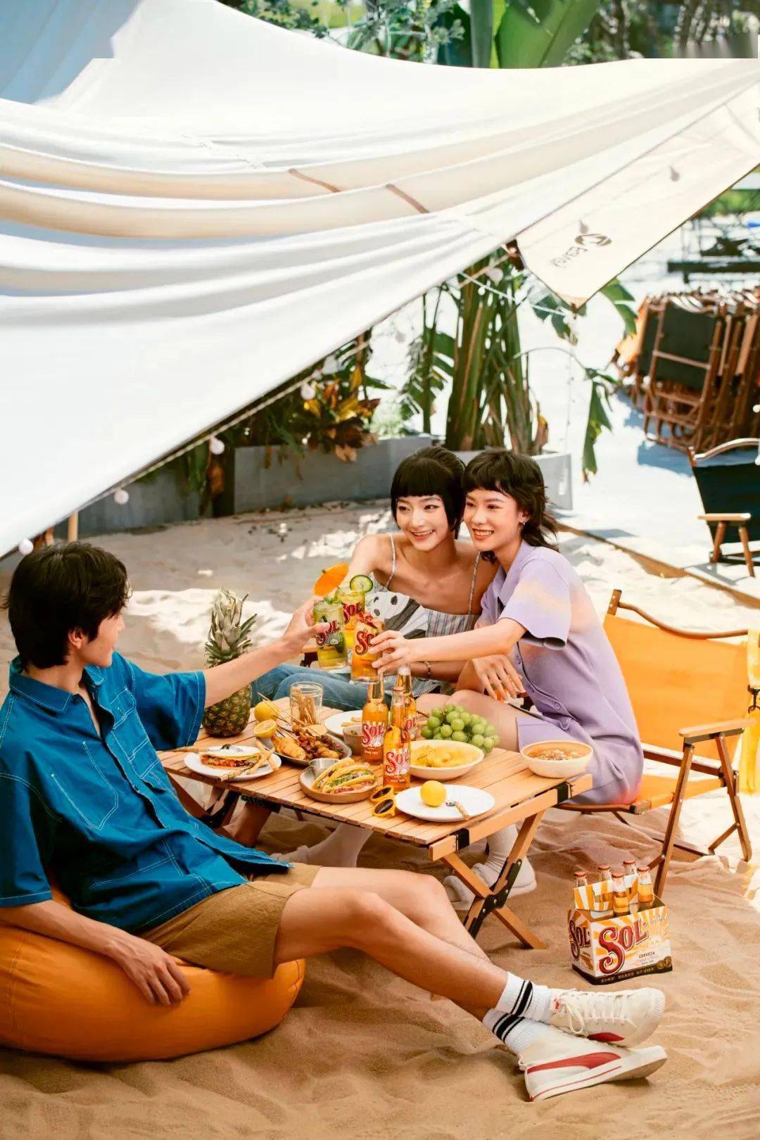 除了大口大口 地 爽快喝啤酒, sol 苏尔啤酒还可以加上各种新鲜果汁和