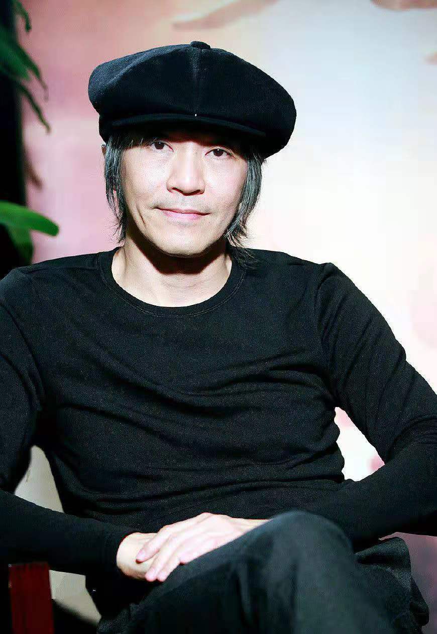儿(周星驰的父亲),他们住在当时的九龙贫民区,生下两女一子,(周文姬老