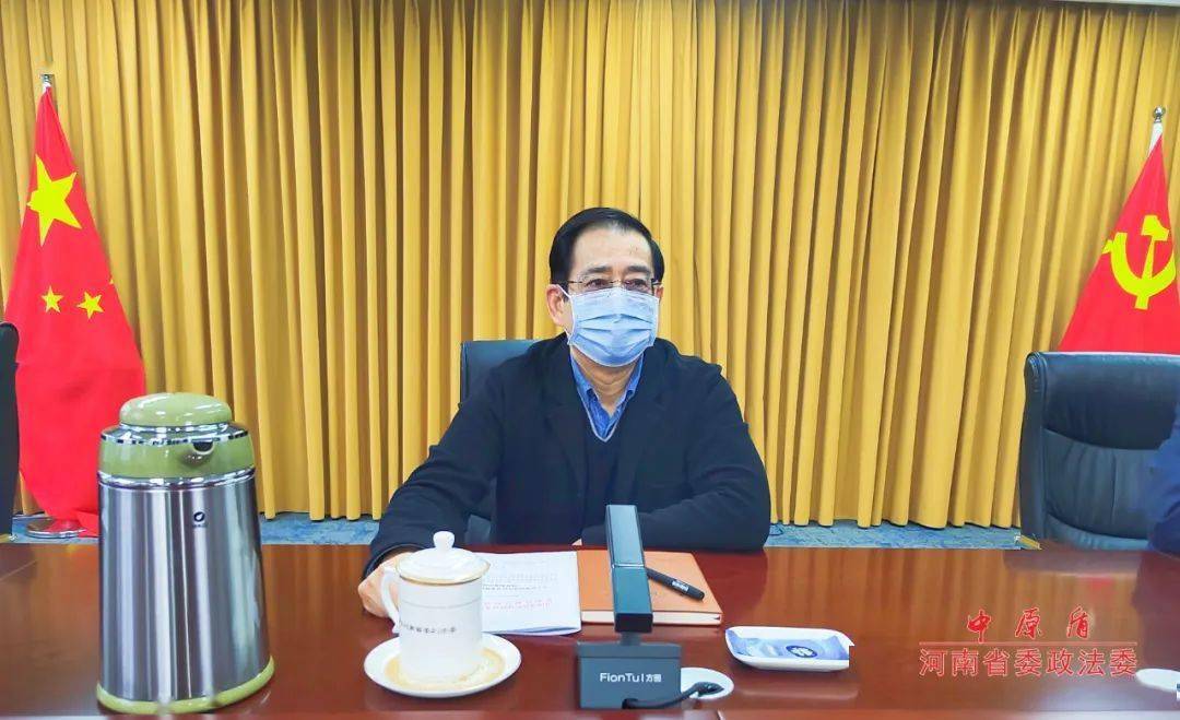 袁永新认真听取每一位党员发言,并紧密联系工作和思想实际,与大家一起