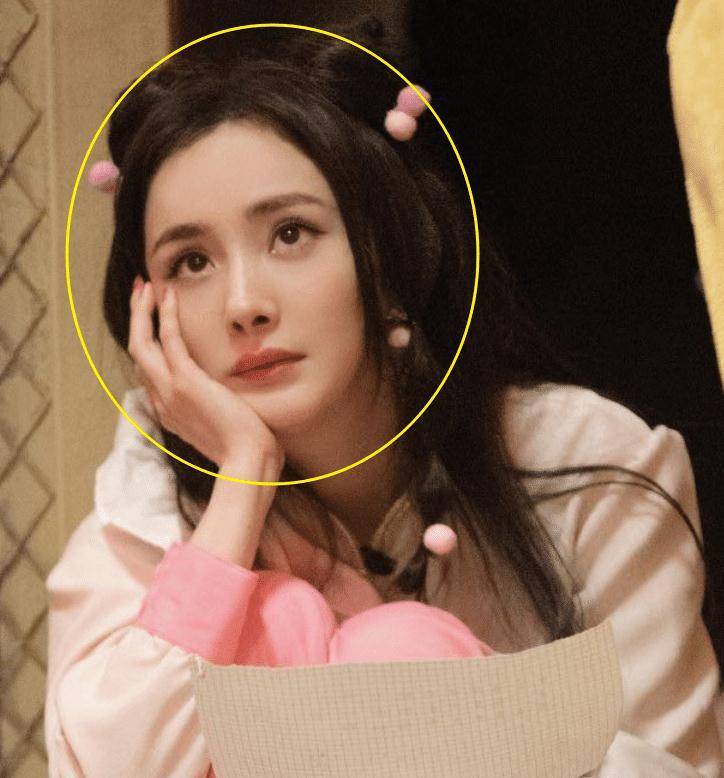 可爱,有一种困惑少女既视感呢,尤其是杨幂托腮时的眼神很是可爱和明亮