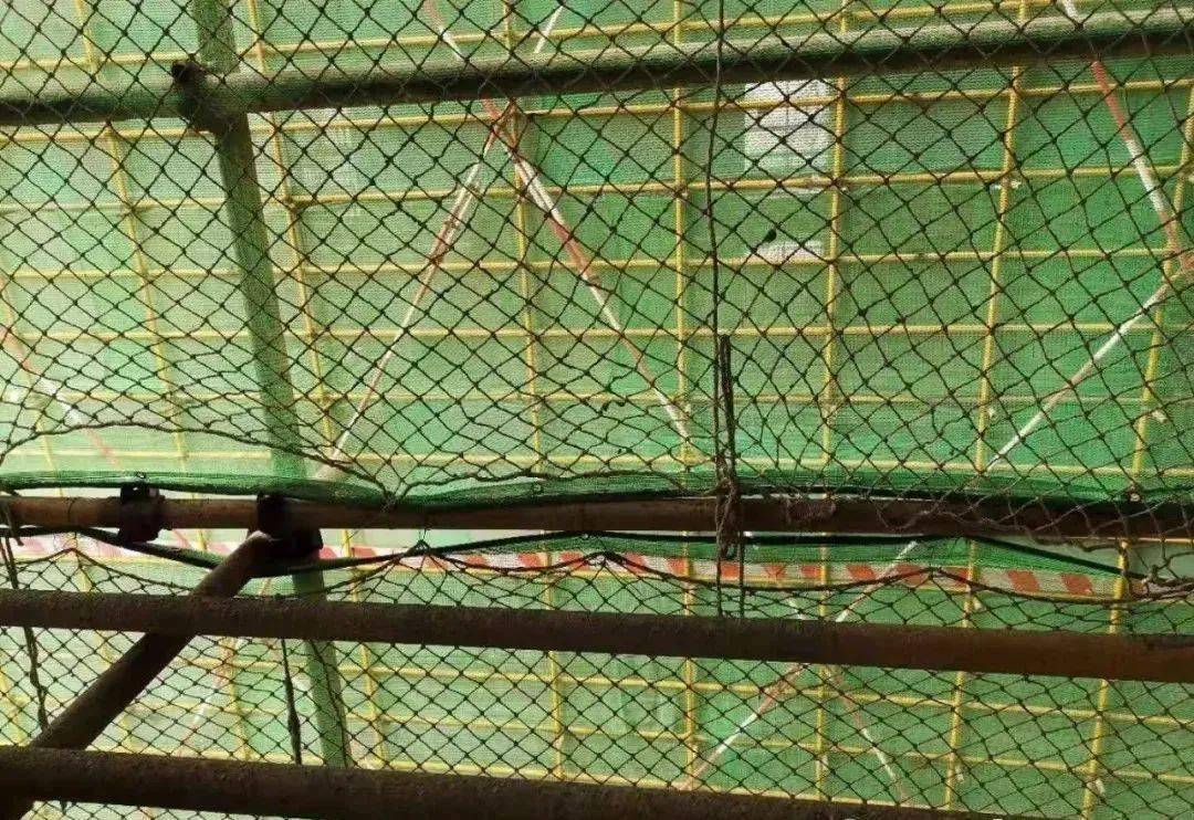 使用钢板网脚手架,防高坠的同时,有绝对的防火作用;综上所述,外架防止