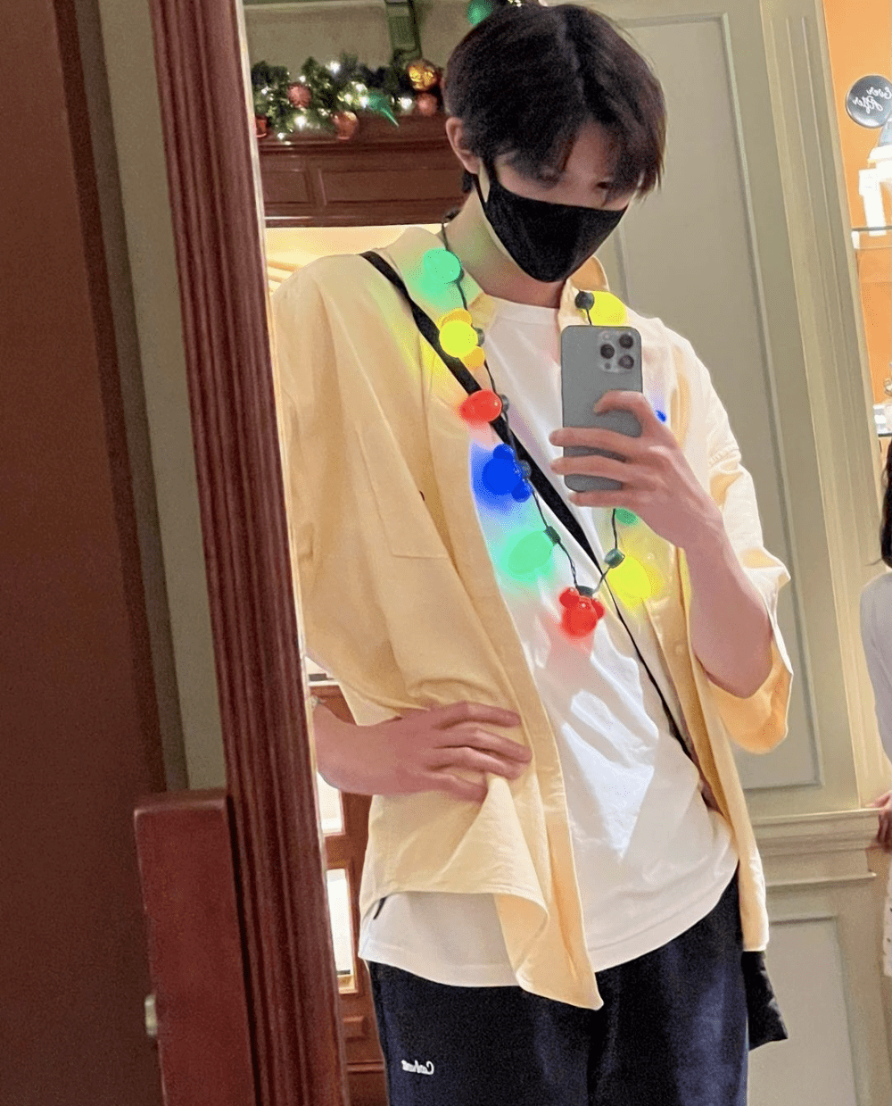 分享牵手对比照,魔童晒自拍帅气不输男明星_张智霖_照片_妈妈