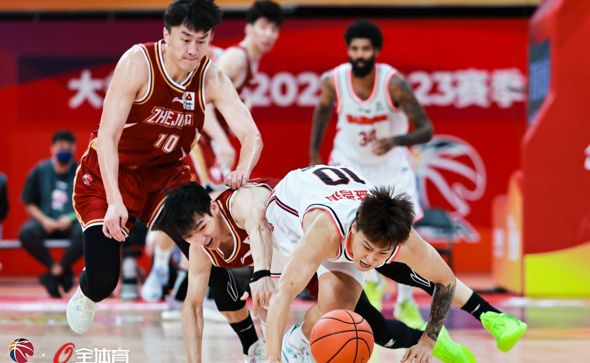 盘点2022-2023赛季cba赛场上的"拼命三郎"_地板_联赛_东莞