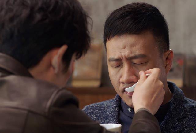 二叔咬勺子之所以说吴邪早就知道贰京是奸细,在以下细节中体现,首先第