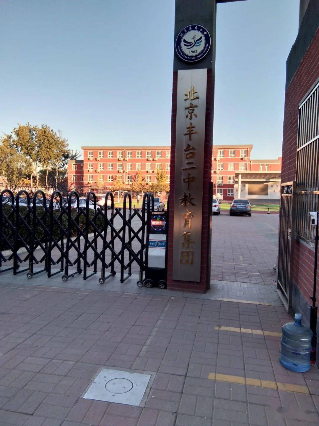 看丹小学/受访者供学校门前有大车经过北京市丰台区看丹公园附近有两