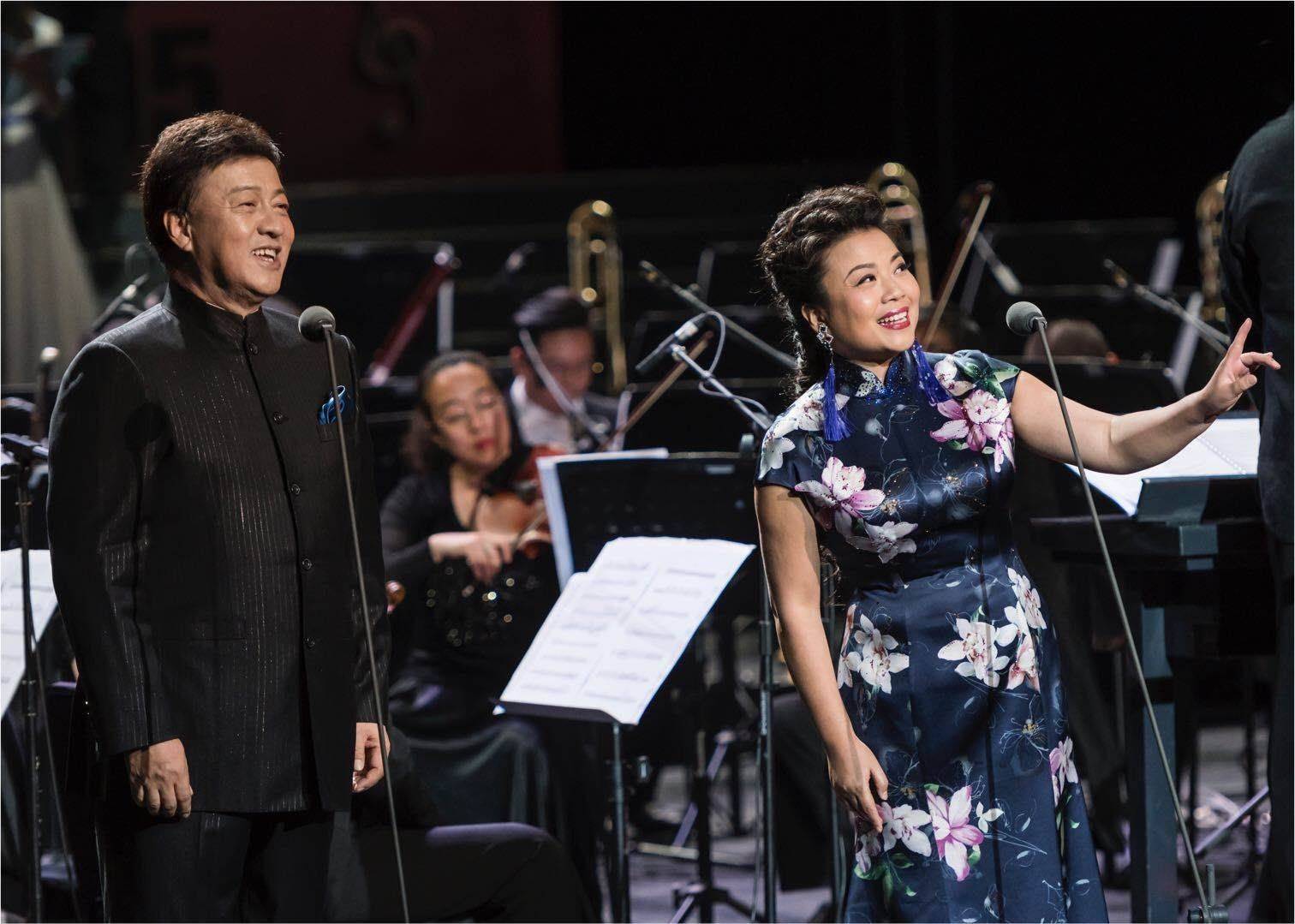 小张也没办法,看着自己讲究的服装,看着吕继宏沉默寡言,纯色的中山服