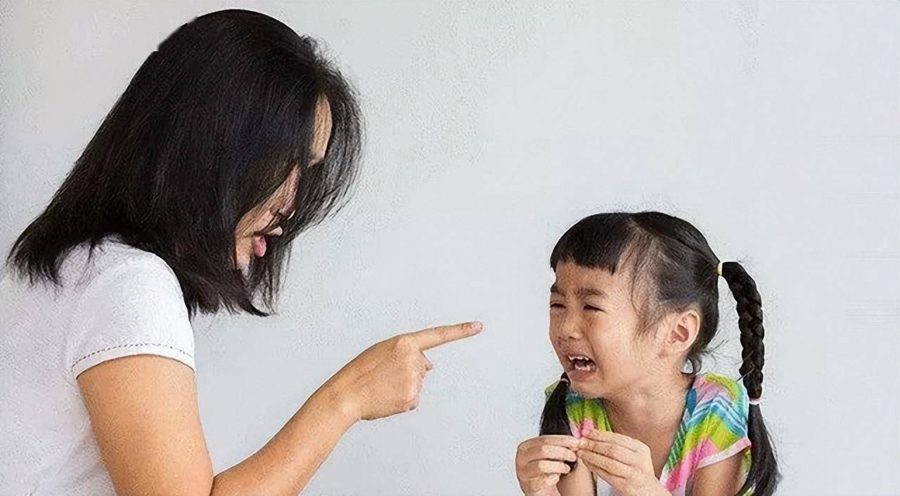 试着坦诚地告诉孩子你的心情,如果孩子感知到了你的不良情绪,试图安慰