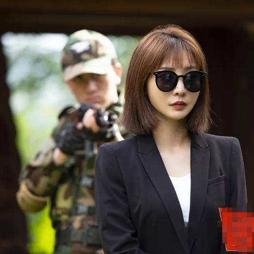 柳岩变身时尚帅气女保镖?新作品上线引吐槽_电影_网络_王太利