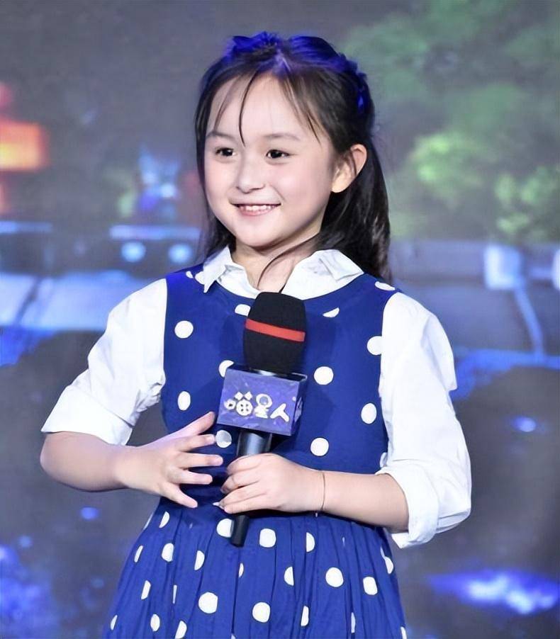 在2岁那年刘楚恬在父母的陪伴下参加了《明星宝贝》的节目,并在众多小