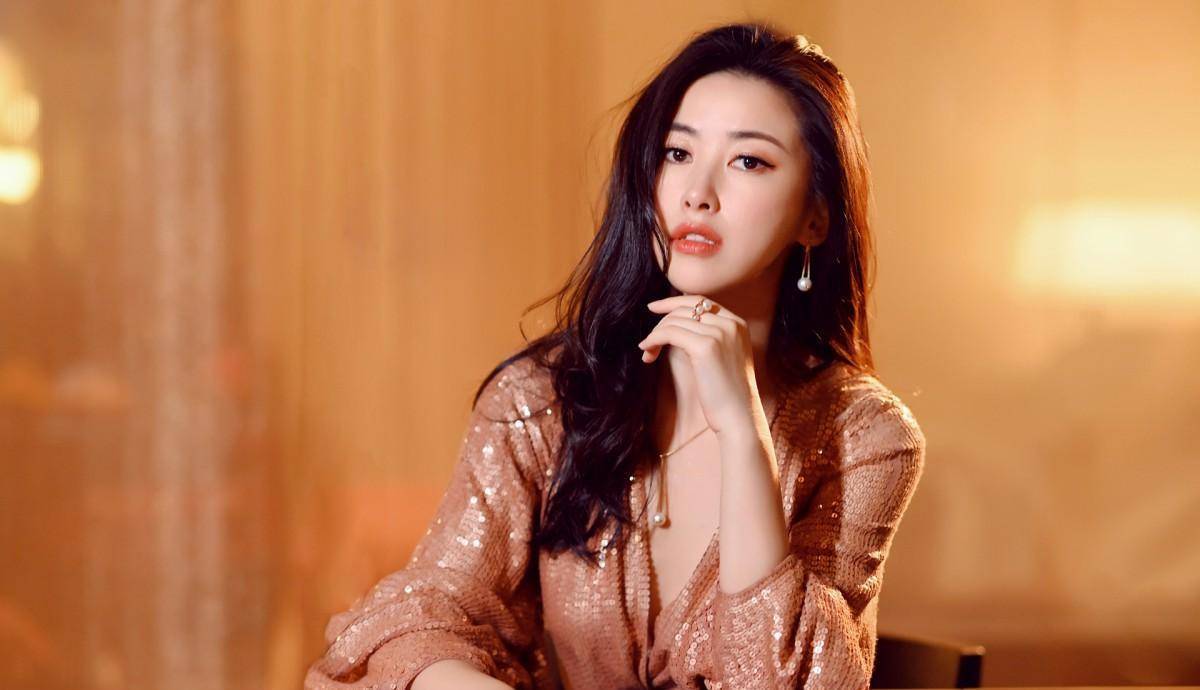 也曾试图用综艺打开知名度,于是参加了综艺《极速前进》,并在节目中