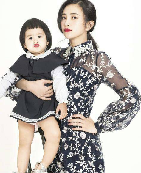 包贝尔老婆生饺子全家人陪哭,众辣妈表示:痛得忘记了哭_包文婧_因为