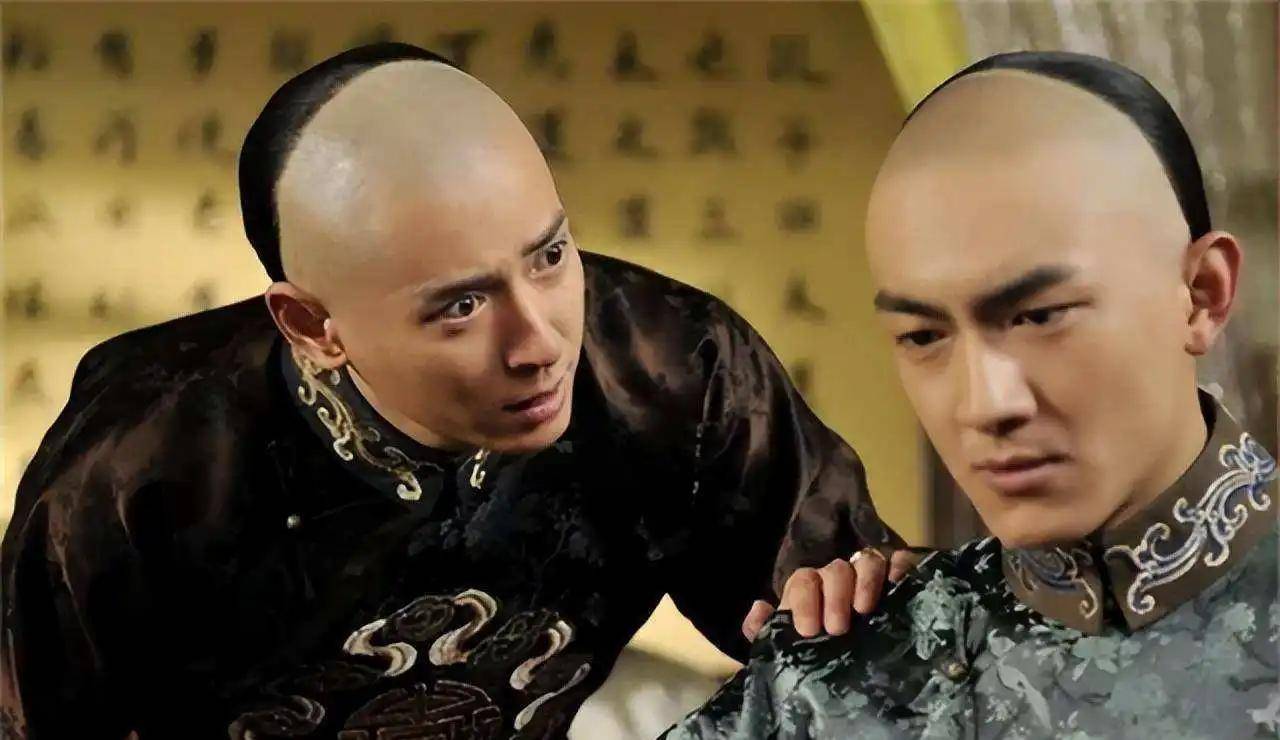 可是,如果他真蠢的话,又很难解释康熙帝升他当直亲王,还掌管八大山庄