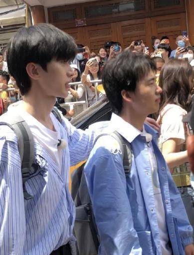 《奔跑吧》剧透纯生图,郭麒麟身材好娇小,baby少女感十足_蔡徐坤_嘉宾