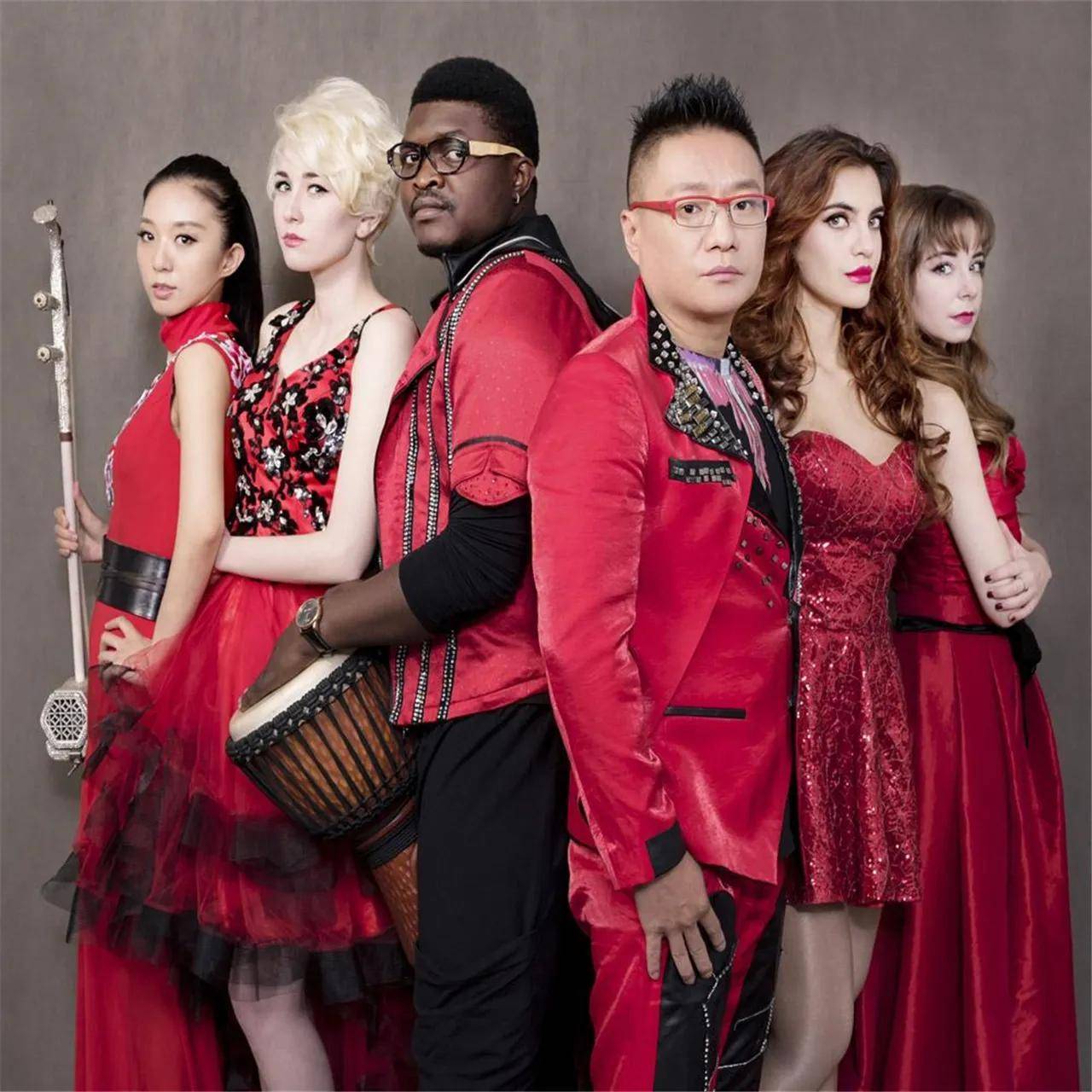 她曾是"五洲唱响"音乐组合的成员,参加过综艺节目"星光大道".