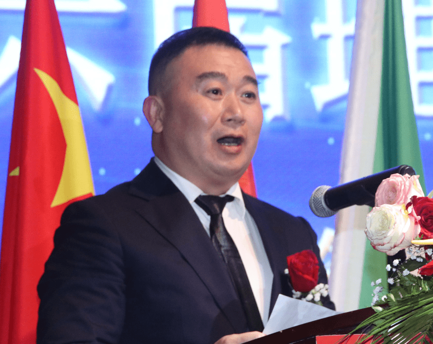 理事长周作亮宣读中华全国归国华侨联合会贺电执行会长留志伟先生宣读