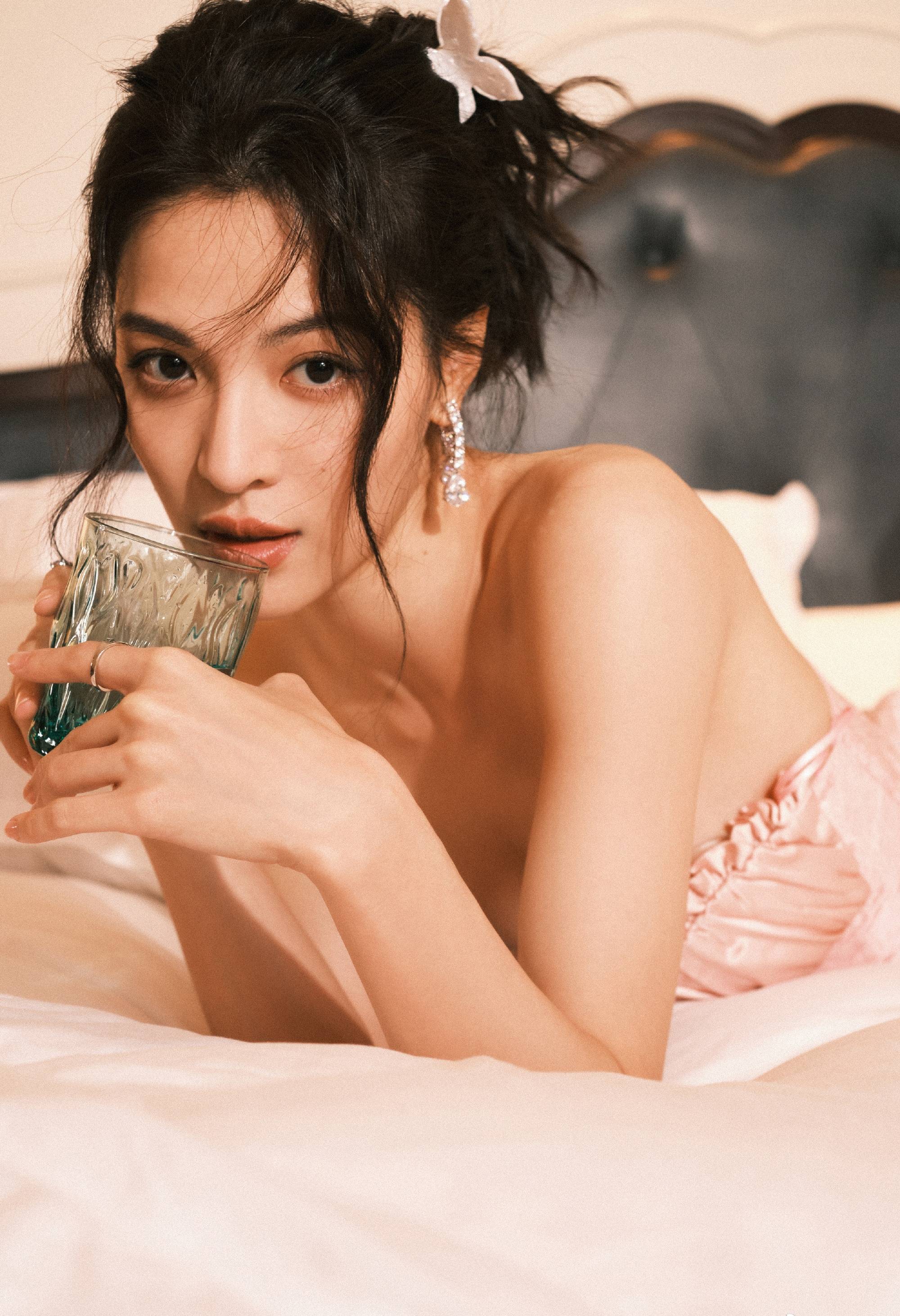 这几张是钟楚曦坐在,站在或跪在床上吊带照片.