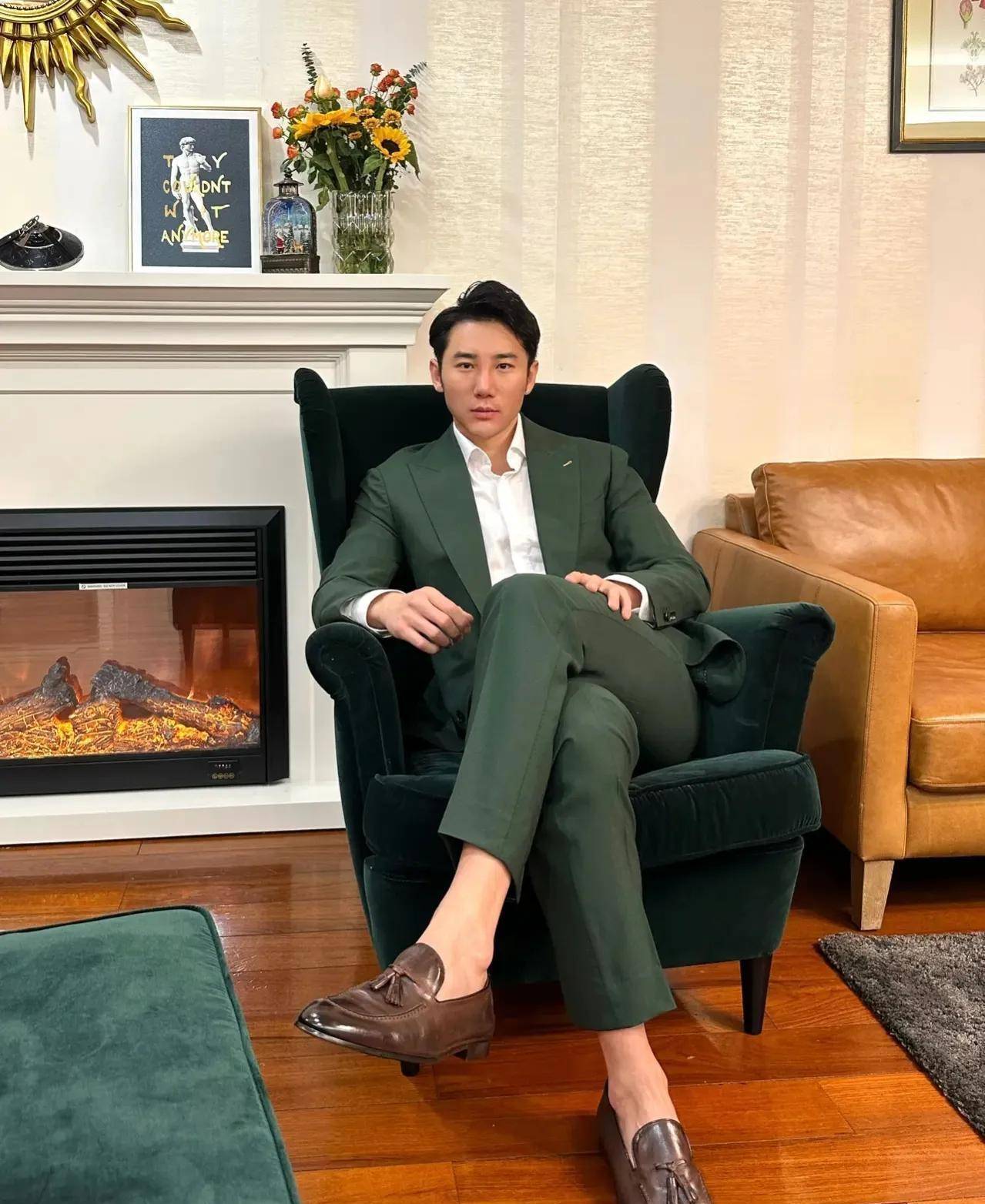 不过在其个人网站来看,丁一似乎有新的动向,在他的