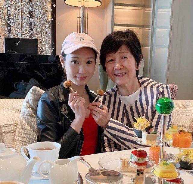 石修妻子生日一家人开心庆祝 夫妻俩与儿子儿媳拍温馨