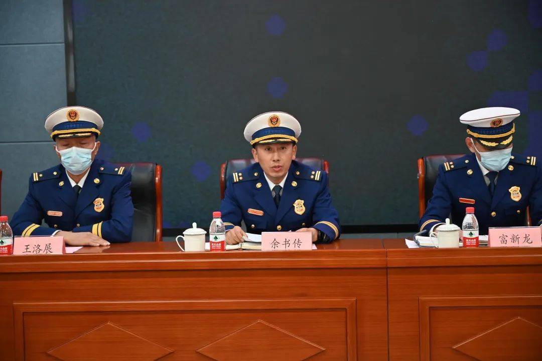 会议最后,余书传政委代表支队党委对全体新消防员就下一步工作提出四