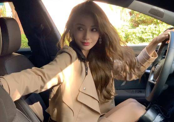 杨颖车内随拍live照,手上钻戒位置惹争议,疑似暗示感情状况_黄晓明