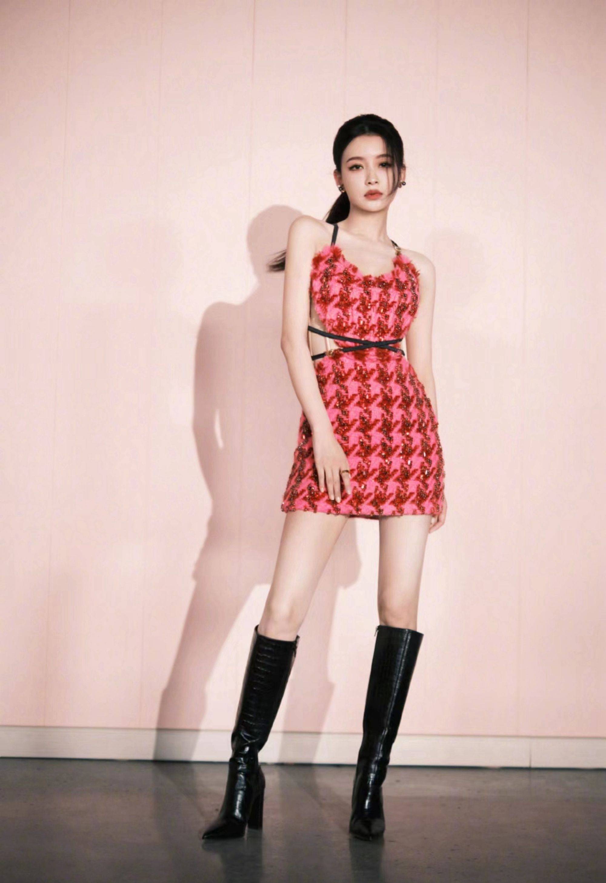 孙怡红色吊带连衣裙长筒靴性感写真