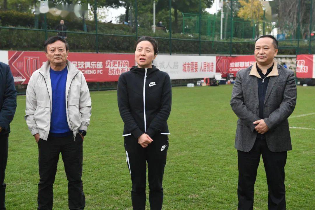 随后,熊艳局长在李鸣琴董事长的陪同下参观基地,详细了解基地情况,并