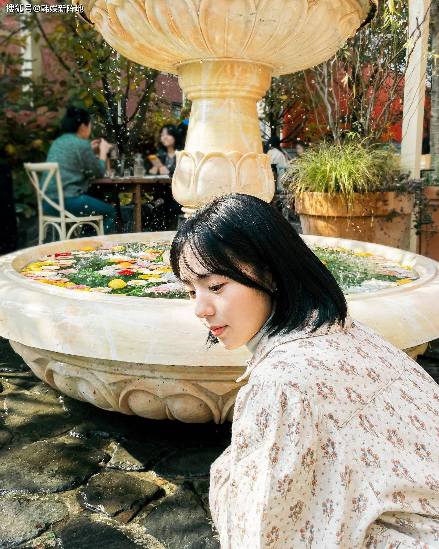 蔡秀彬晒照公开近况,可爱优雅的短发造型好似漫画中走出的少女!