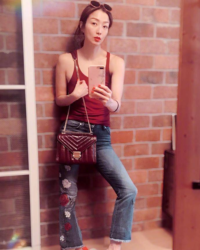 郑秀文为了勒出巴掌腰,用了10斤重的腰带?