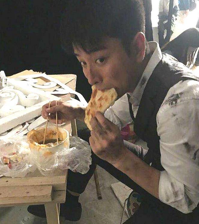 有种"反差"叫片场吃饭,任嘉伦呆萌,赵丽颖没架子,baby是来度假的?