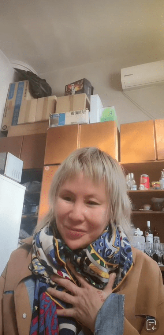 47岁罗琦直播哽咽落泪,素颜现身模样大变,家具破旧凌乱生活拮据