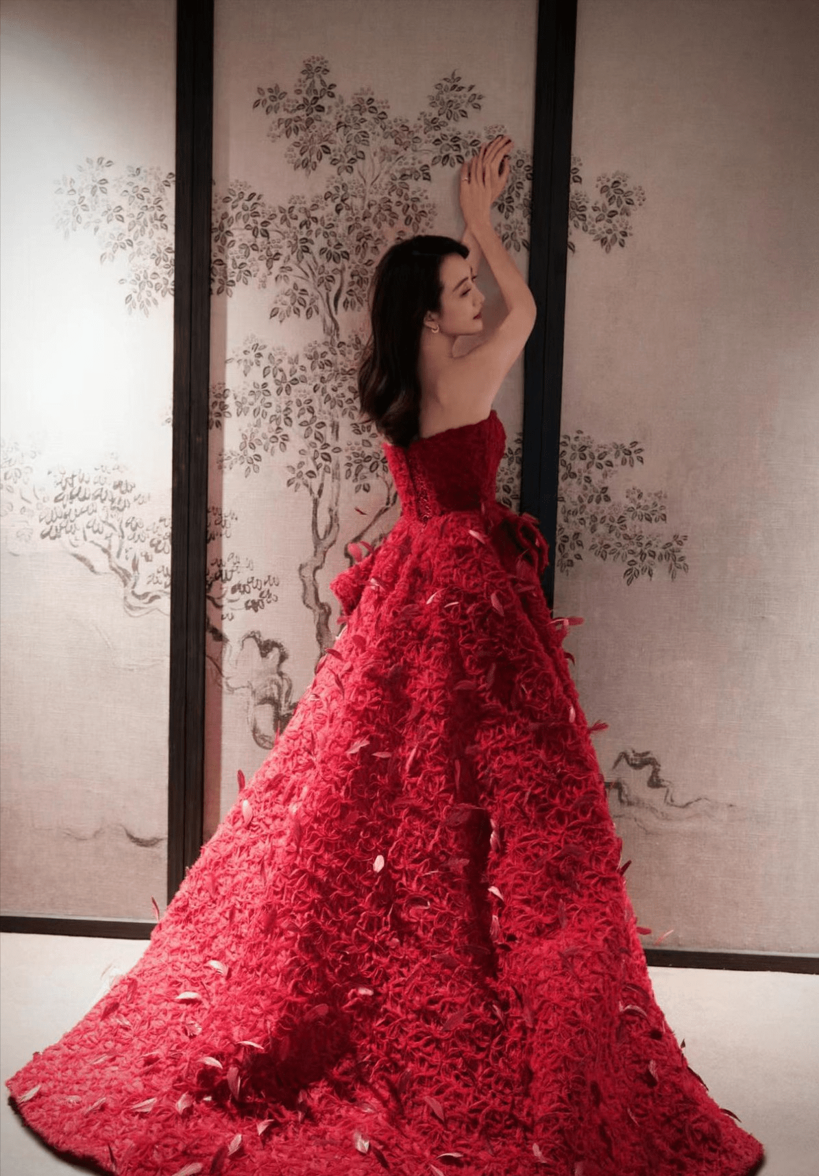 王鸥穿大红色美极了,一身正红色羽毛礼服亮相,裙摆拖地身材曼妙_领口