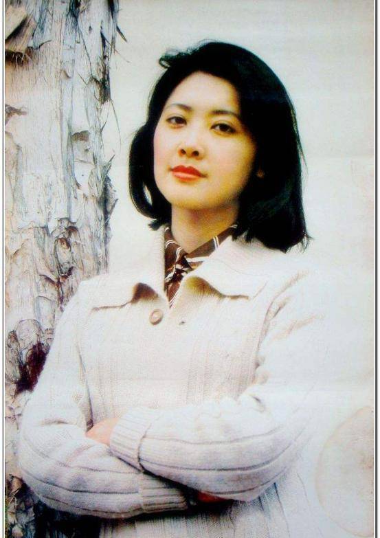 68岁"女儿国国王"现身活动,短发配西装气质干练,被赞冻龄女神_朱琳